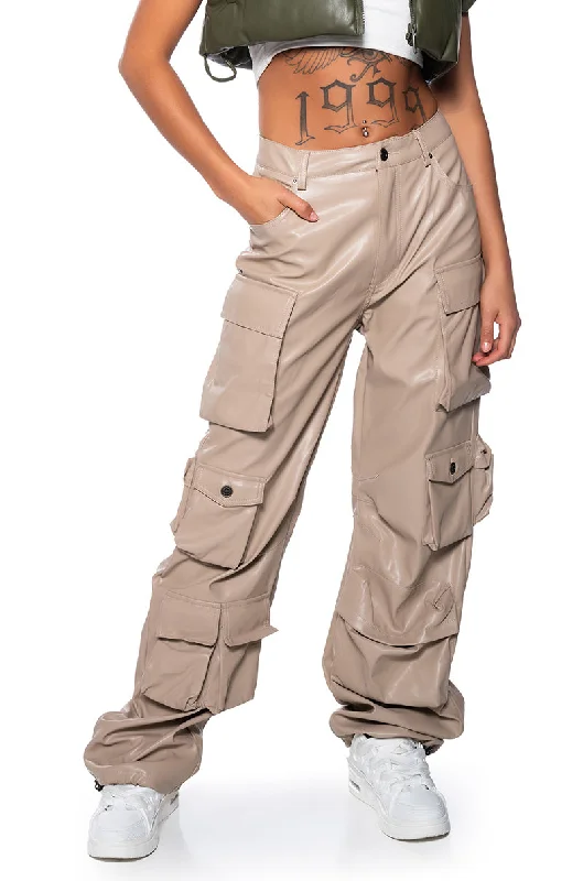 women's mid-rise pantsBASICALLY A MODEL PU CARGO PANT