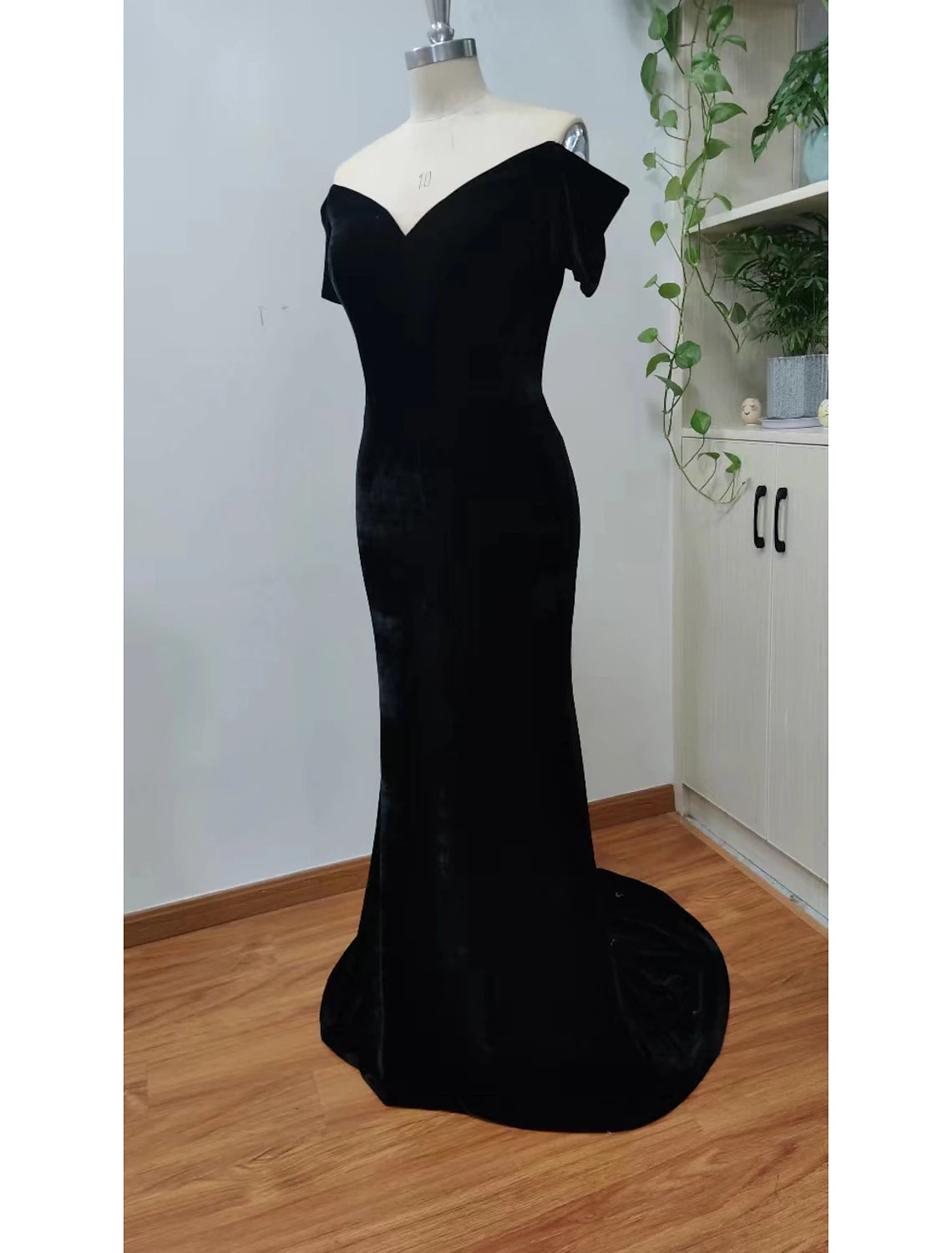 Halloween party dressesMermaid / Trumpet Evening Gown Celebrity Style Dress Prom Formal Evening Sweep / Brush Train Short Sleeve V Neck Velvet with Sleek